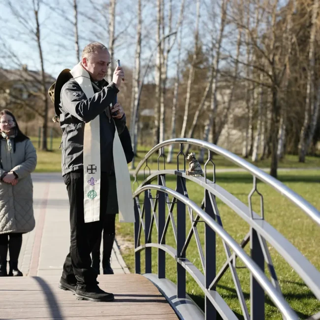 Vilius Viktoravičius palaimina skautišką meškutę