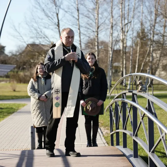 Vilius Viktoravičius laimina skautišką skulptūrėlę