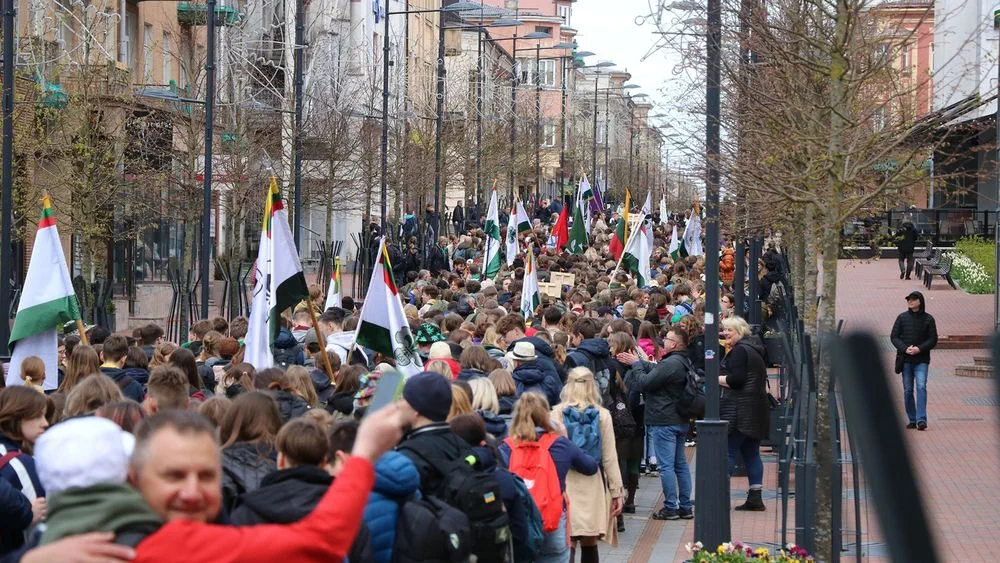 Skautų eisena pavasario šventėje Šiauliuose